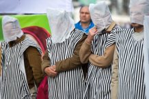 Exiliados iraníes de la Oposición Nacional iraní en Alemania, con la cabeza cubierta, se manifiestan contra violaciónes de derechos humanos en Irán, en particular contra las ejecuciones, frente a la Embajada de EE.UU. en Berlín el sábado. ( Maurizio Gambarini / EPA / octubre 26 , 2013 )