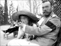 El Zar Nicolas II enseña a fumar a su hija Anastasia.