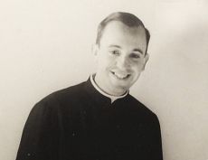 El Padre Jorge Mario Bergoglio cuando era un joven sacerdote jesuita (Foto Compañía de Jesús Argentina)