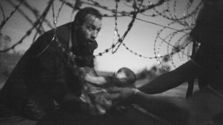 Fotografía ganadora del primer premio. Warren Richardson restrató a este hombre tratando de cruzar la frontera entre Hungría y Serbia con un bebé en brazos