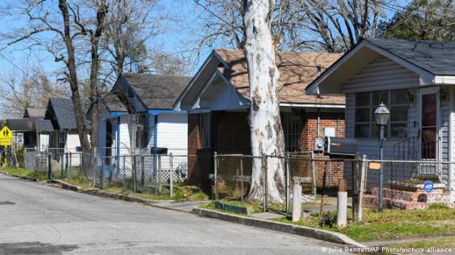 Las casas se alinean en Richardson Drive en Africatown en Mobile, Alabama.