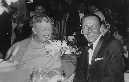 Sinatra junto a Eleanor Roosevelt en 1960.
