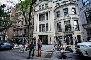 Periodistas y curiosos esperan afuera de la residencia en la que vivía Ivana Trump el 14 de julio